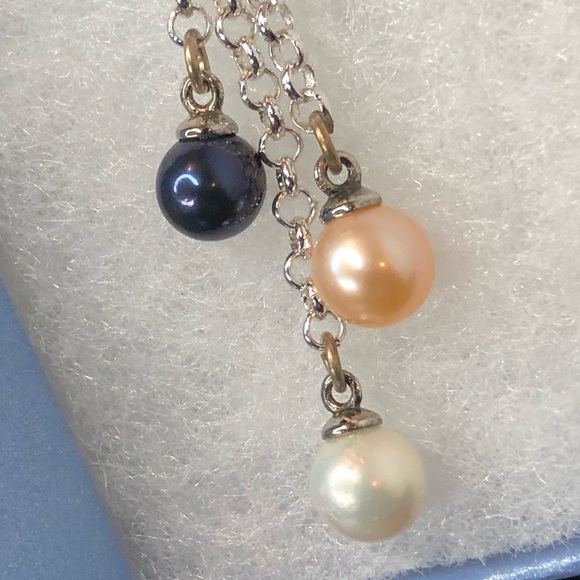 Vantel Pearls Three of Hearts Necklace - Picture 3 of 11